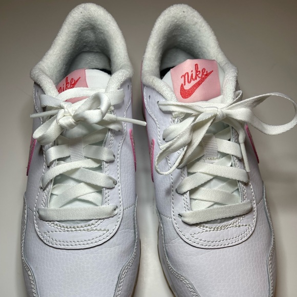 Nike retro sneakers! - Picture 2 of 3